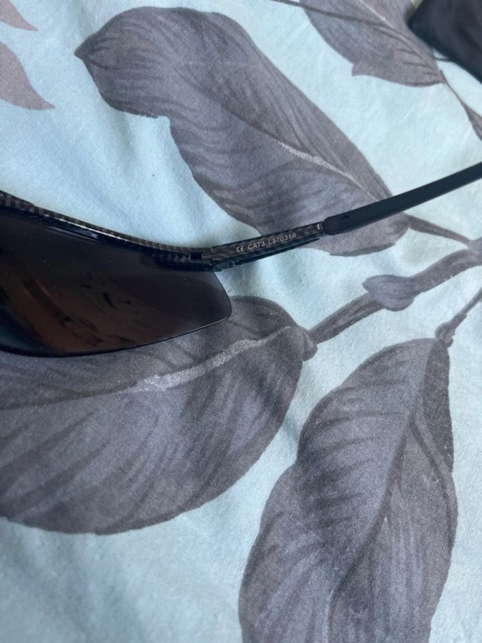 Lunette de soleil état neuf - photo numéro 5