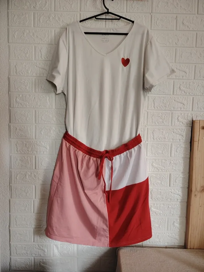 Ensemble jupe et tee-shirt rose, rouge et blanc