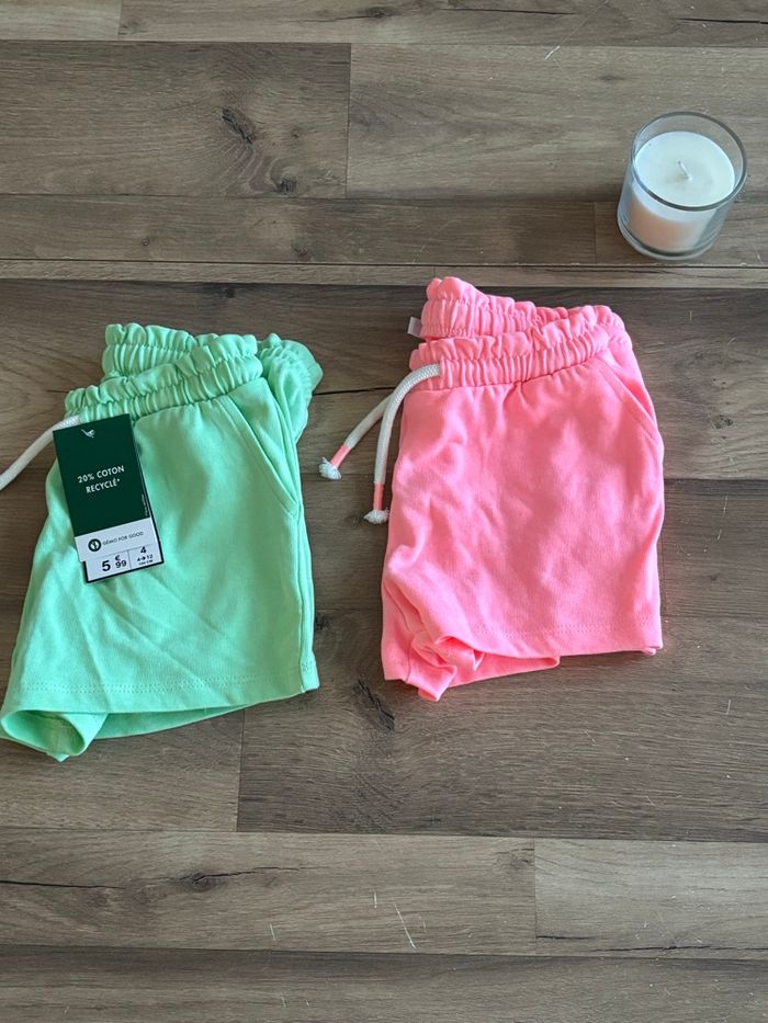 Je vend un lot de 2 short fille taille 4 ans neuf et très bon état - photo numéro 4