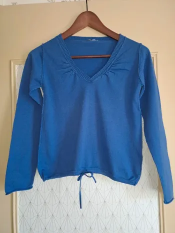 Pull fille 10/12 ans étiquette coupée bleu roi tbe 1 micro tache de fond en bas à peine visible