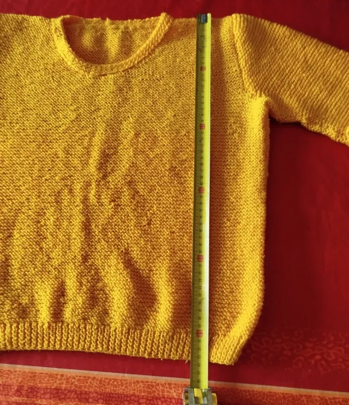Pull tricoté main jaune - photo numéro 2