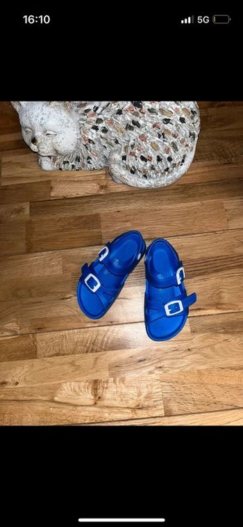 Sandales en plastique bleu roi idéal plage vacances 25 très bon état