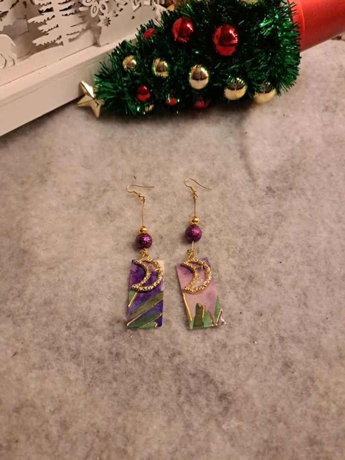 Boucles d'oreilles pendante en résine violet et doré - photo numéro 2