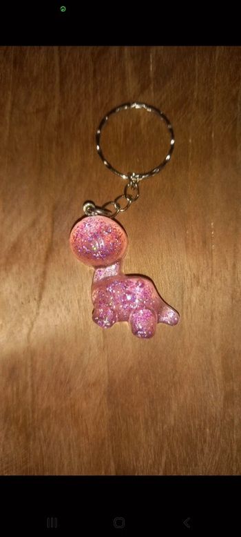 Porte clé dinosaure rose epoxy
