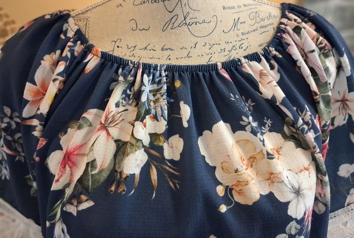 Blouse marine fleurie courte avec de la dentelle - photo numéro 2