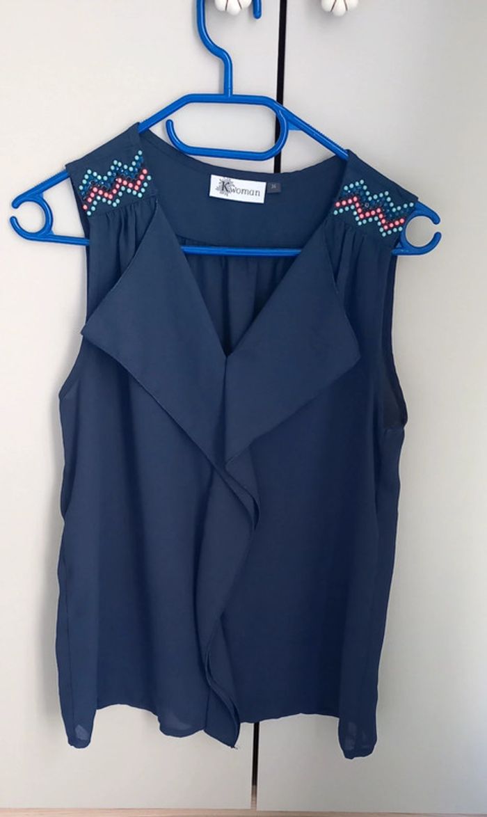 Top bleu marine à volants et petits strass