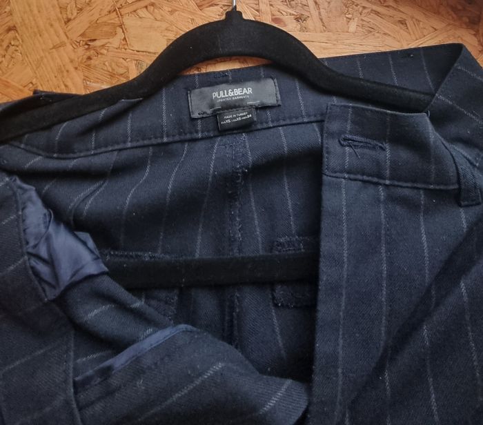 Pantalon bleu marine à rayures