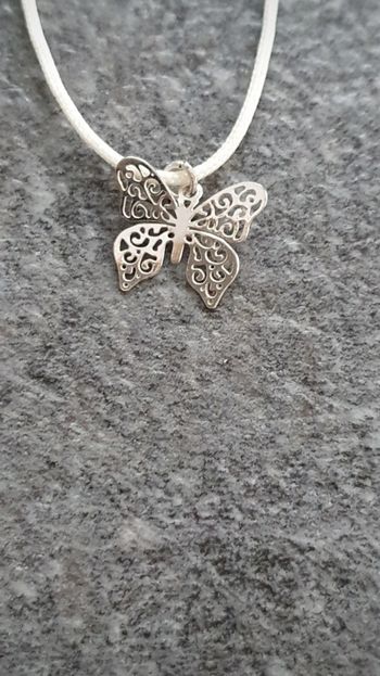 Collier papillon neuf