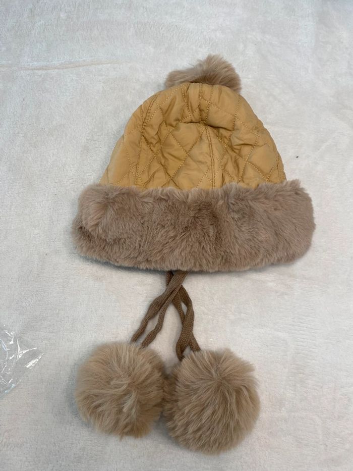 Très beau bonnet femme adolescente neuf