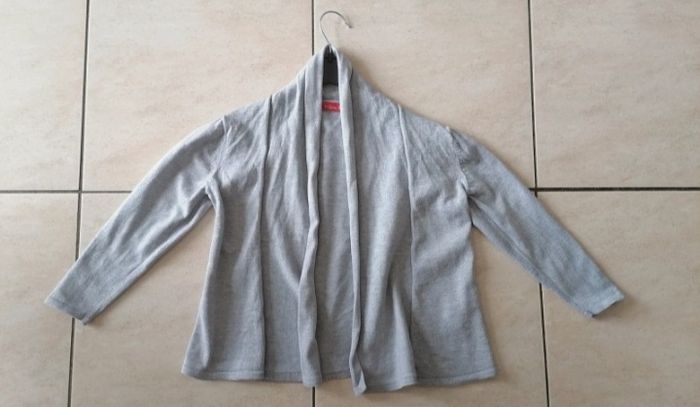 Gilet gris T.4 ans