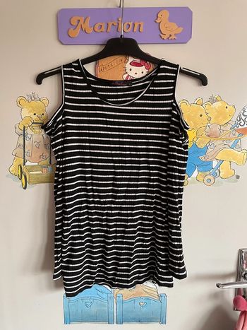 Tee shirt noir et blanc à épaules découvertes, taille S, marque Fashion Private Company.