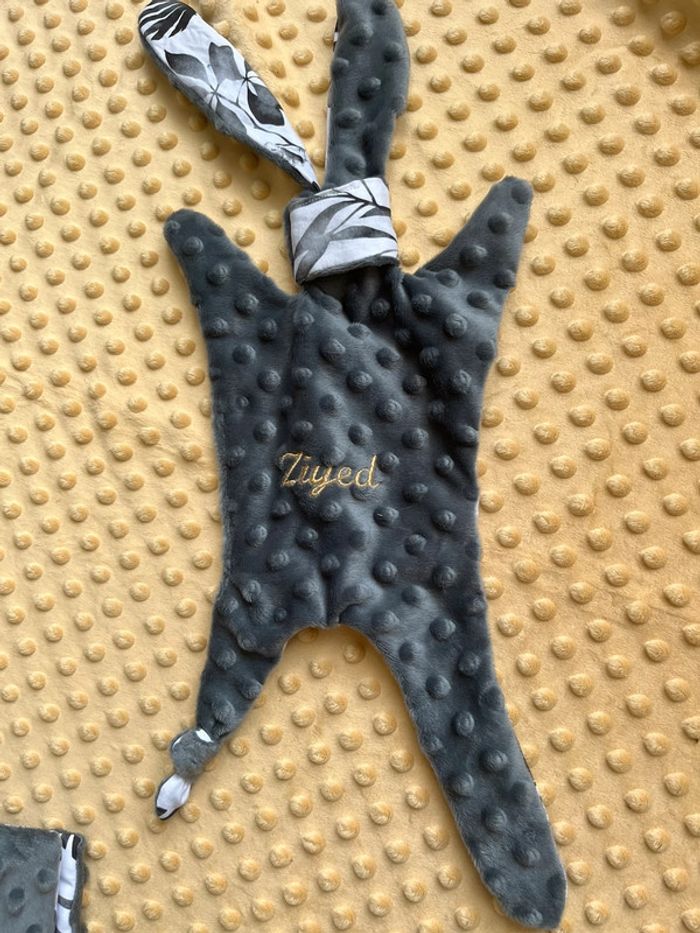 Doudou lapin neuf brodé - photo numéro 2