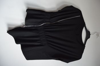 Top noir asymétrique avec fermeture zippée décorative