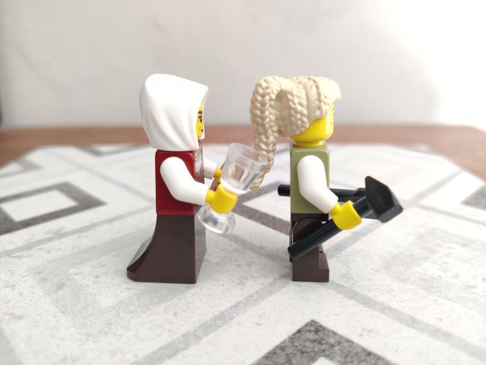 2 figurines Menuisière et Aubergiste du set Lego 10332 Place du Village Médiéval - photo numéro 4