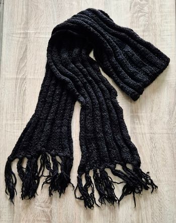 Longue écharpe noire en maille à franges