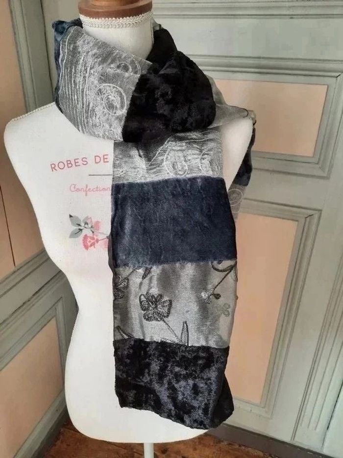 Jolie étole velours et tissu brodé en excellent état .