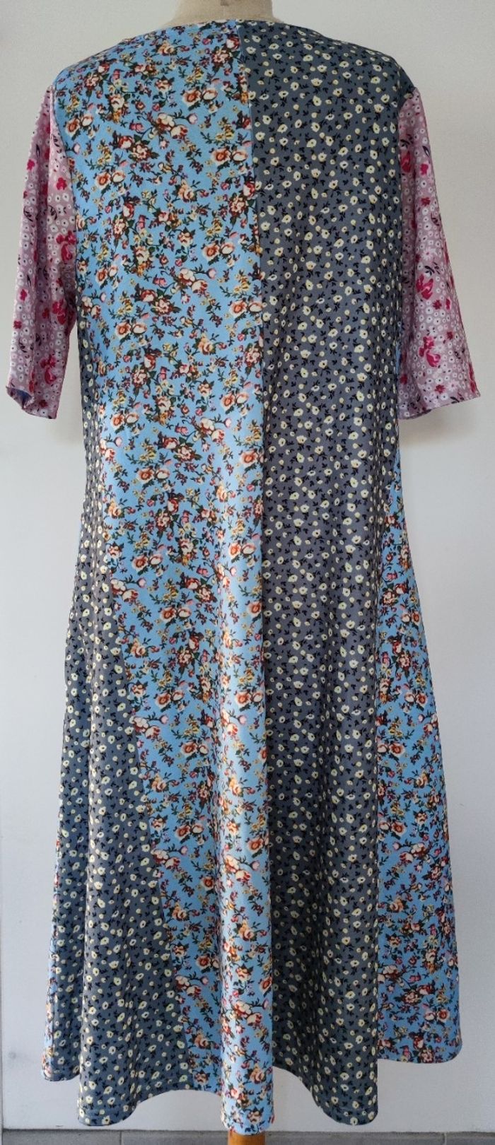 Robe à imprimé floral à col en V pour femme marque Maria & Gabriele taille L couleur bleu et rose - photo numéro 4