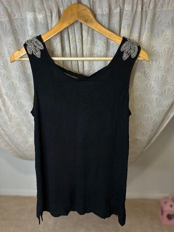 T shirt noir épaule Strass