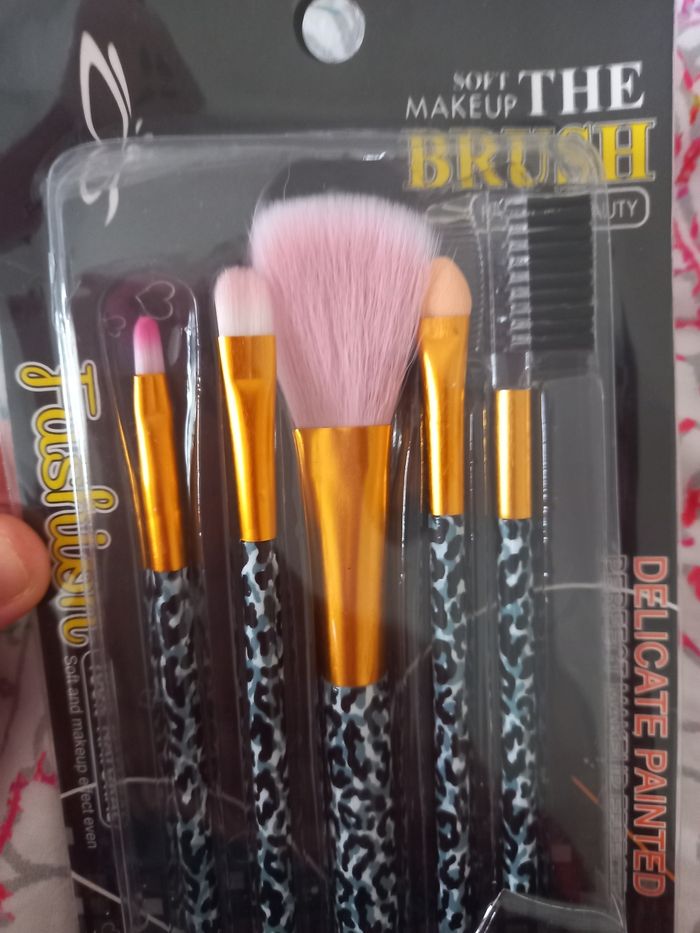 Peinceau maquillage - photo numéro 2