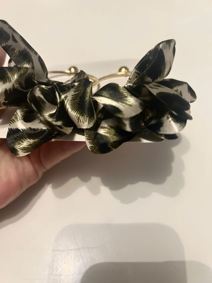 Créoles à froufrous NEUVES avec étiquettes pour femme couleurs noir et gris - photo numéro 4