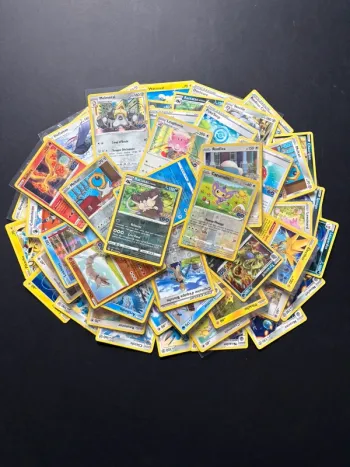 Pokémon - Lot 250 cartes avec 10 cartes brillantes offertes