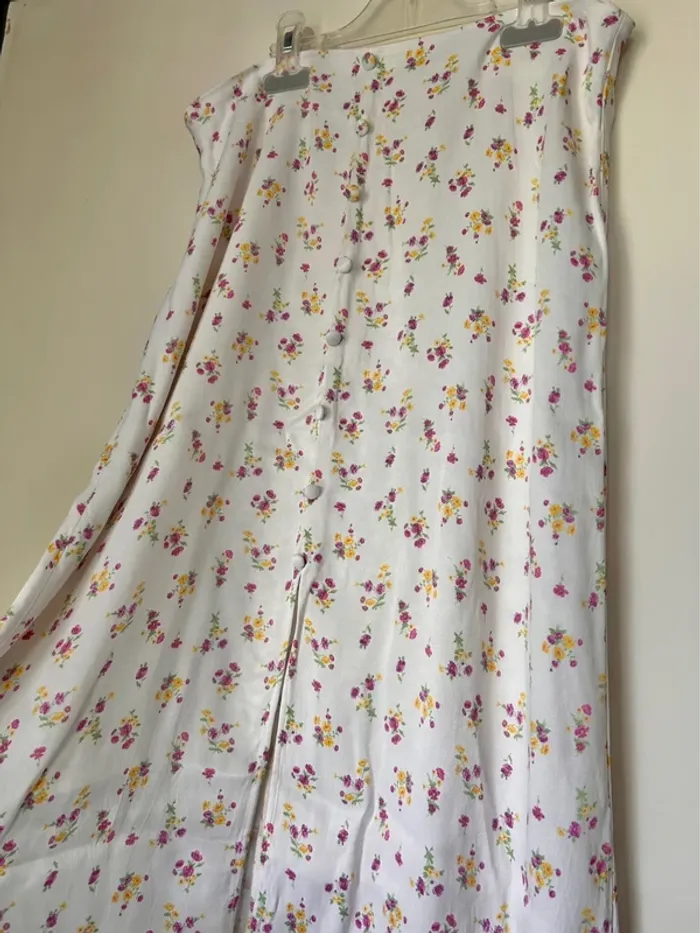 Jupe satin satiné fleuri midi blanc vintage longue satinée blanc printemps rose fleurs motifs fluide