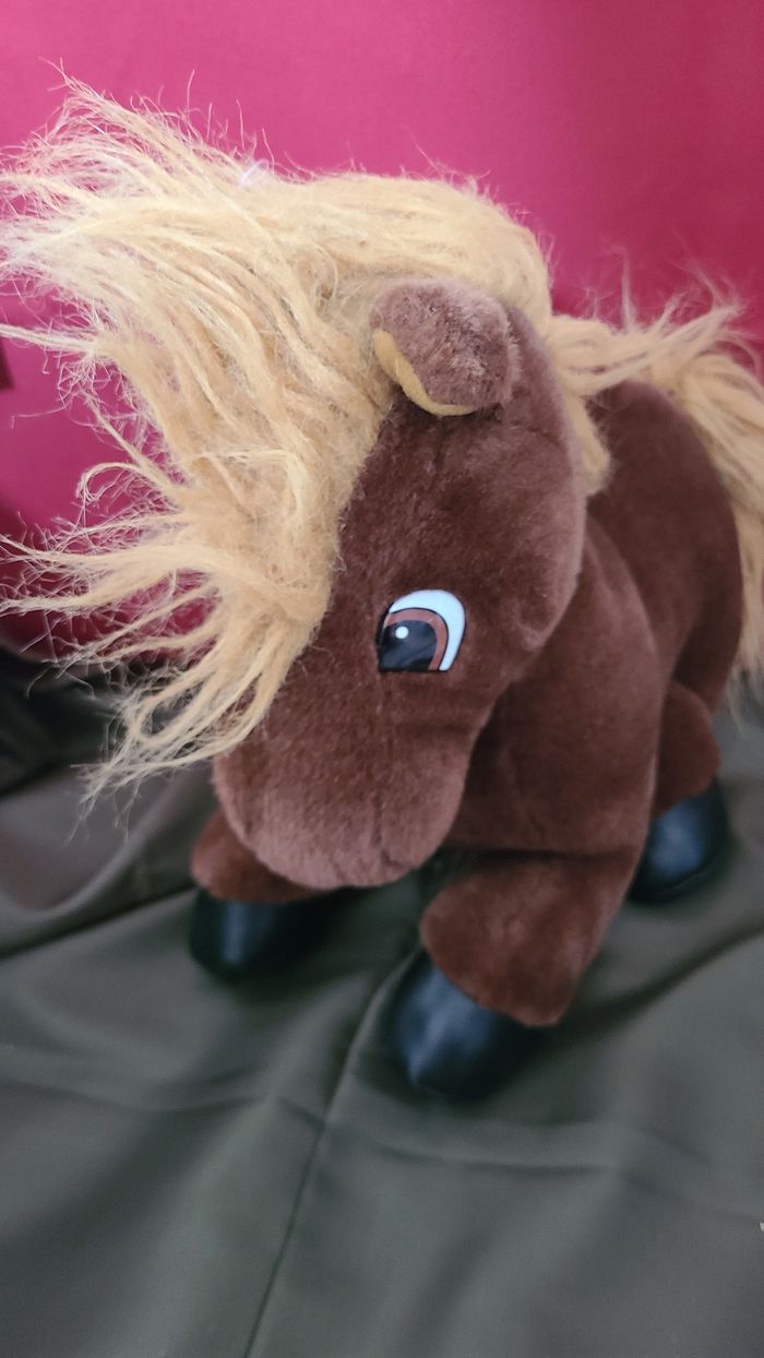 PELUCHE TIRELIRE : OUVERTURE AU NIVEAU DE LA BOUCHE DU PONEY ET POCHE AVEC FERMETURE au niveau du ve