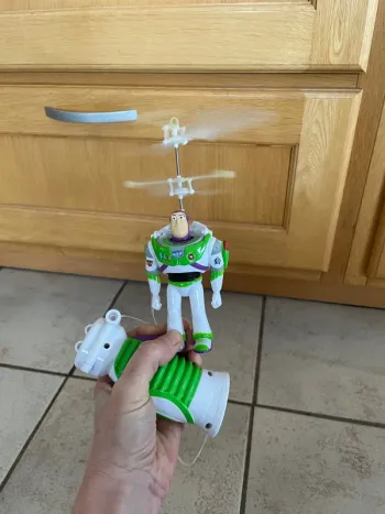 Buzz volant (piles incluses) filoguidé