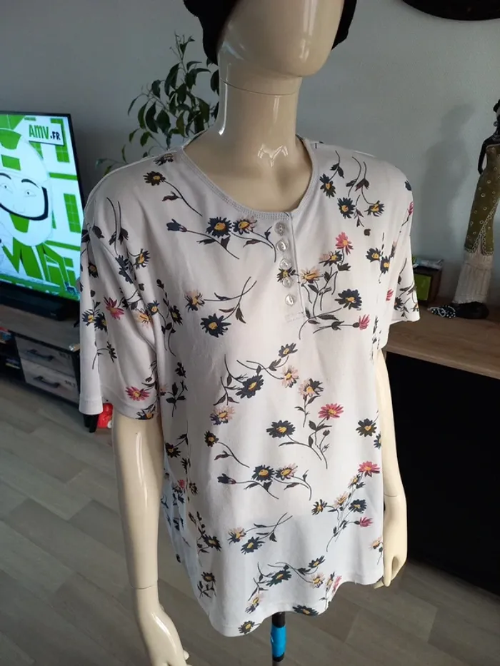 Tee-shirt fleuri T 46 - photo numéro 5