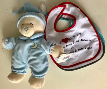 1 nounours et 3 bavoirs