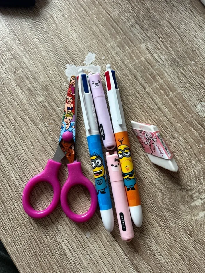 Lot fournitures scolaires les minion princesse Disney - photo numéro 2