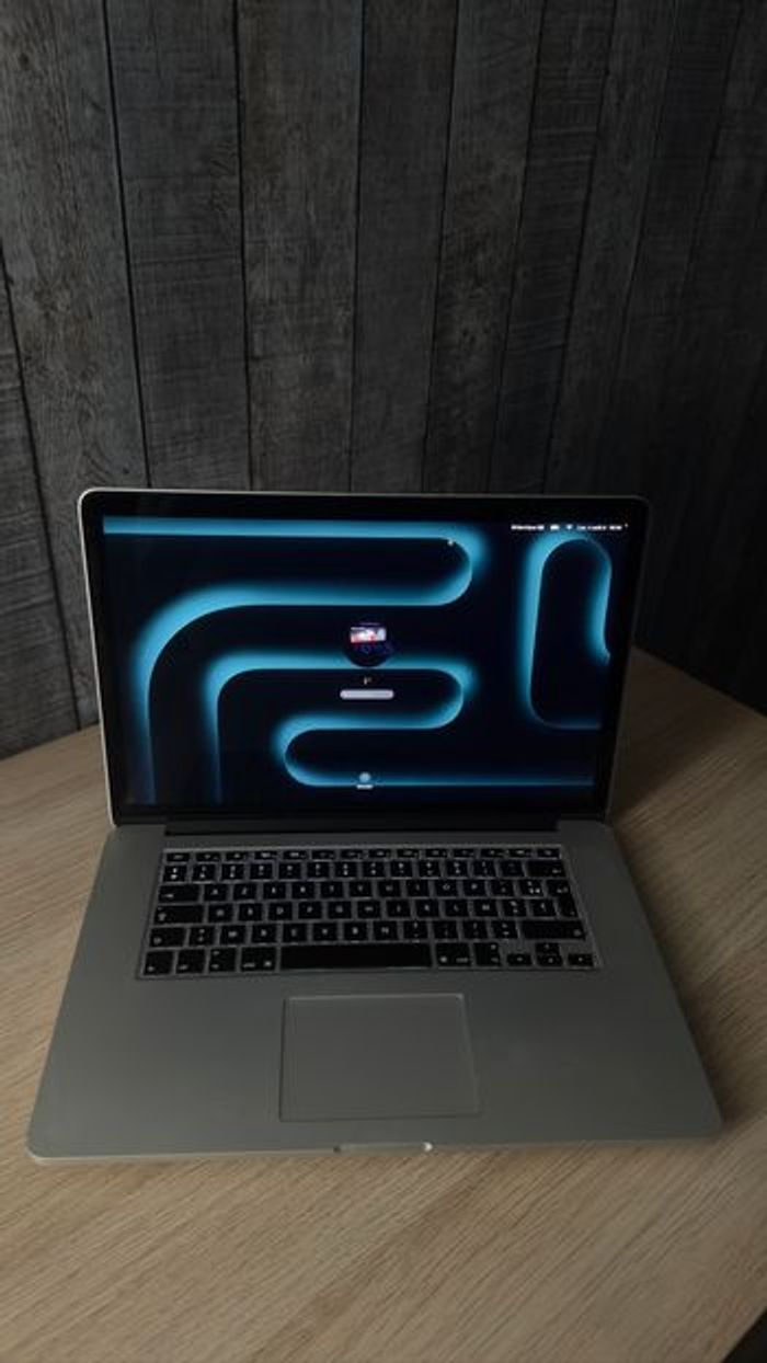 Apple MacBook Pro avec écran Retina MJLQ2LL/A - Mi-2015 - Core i7 2.2 GHz 16 Go RAM 256 Go SSD Argen - photo numéro 2