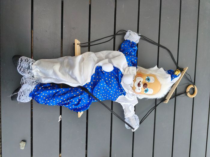 Clown sur balançoire - photo numéro 7