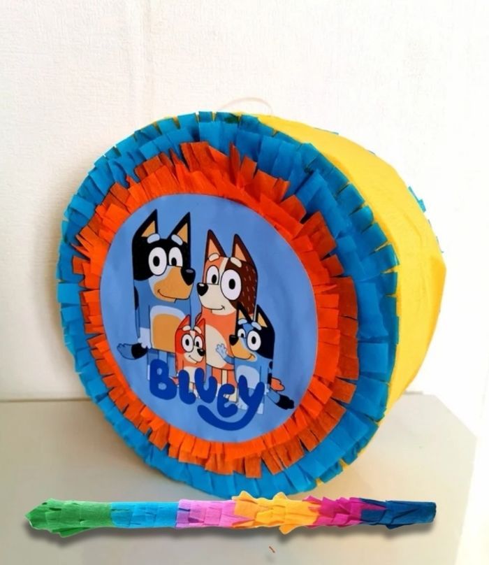 Pinata bluey pour anniversaire enfant.