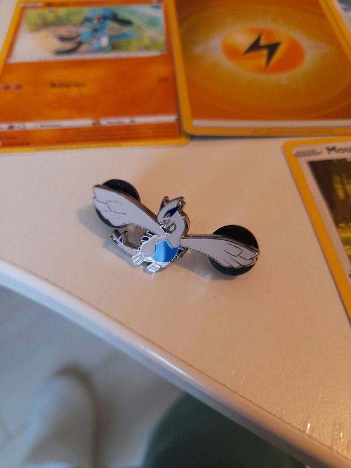 Lot de cartes pokemon plus un pins - photo numéro 5