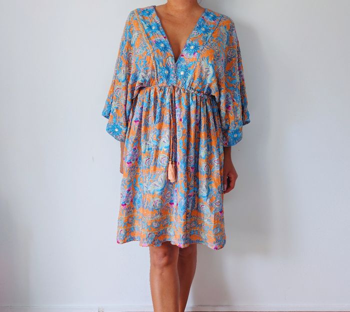 Robe d'été 
Look bohème hippie chic 
Couleur orange bleu 
Imprimé floral oriental 
Style kimono 
Taille 40 L
Très bon état - photo numéro 4