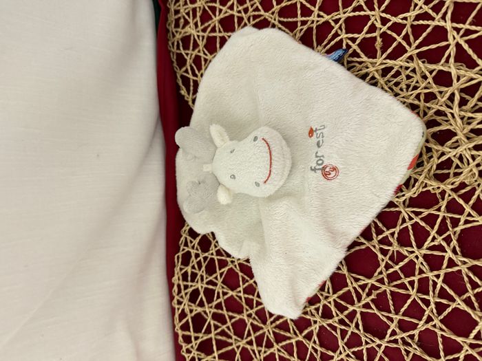 Doudou plat elan cerf renne blanc rayé rouge orange SUCRE D'ORGE