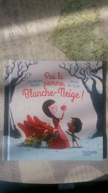 Pas la pomme Blanche neige Hachette Jeunesse