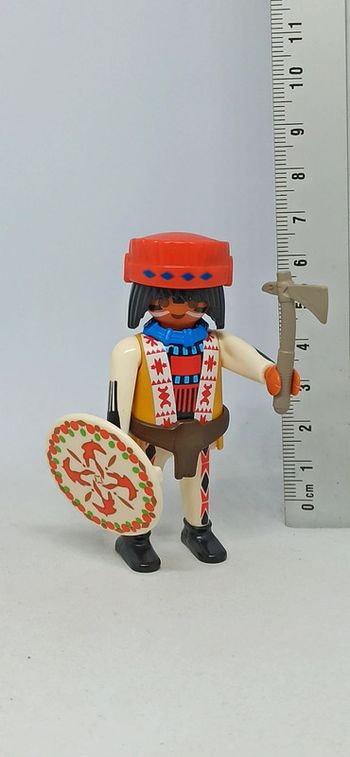 Homme indien avec bouclier rond coloré et pioche playmobil