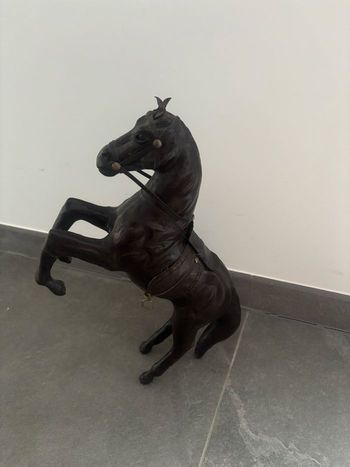 Statue cheval en cuir