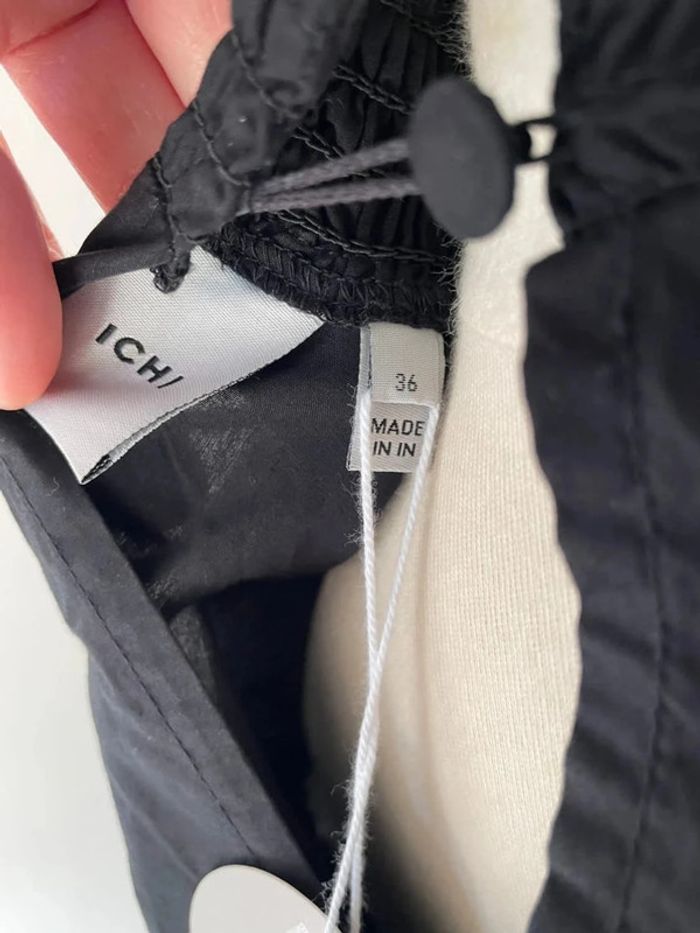 Fabuleuse tunique noire col haut resserré - photo numéro 8