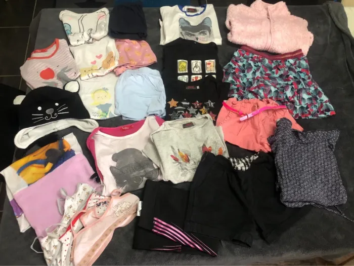 Lot vêtements fille 5 ans jupes tee shirt veste short catimini