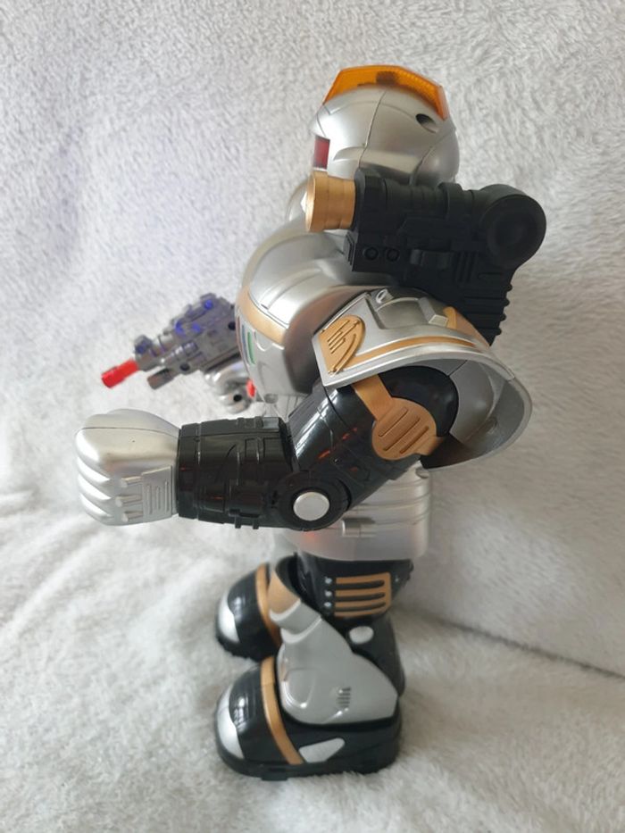 Robot feng yen avec télécommande - photo numéro 5