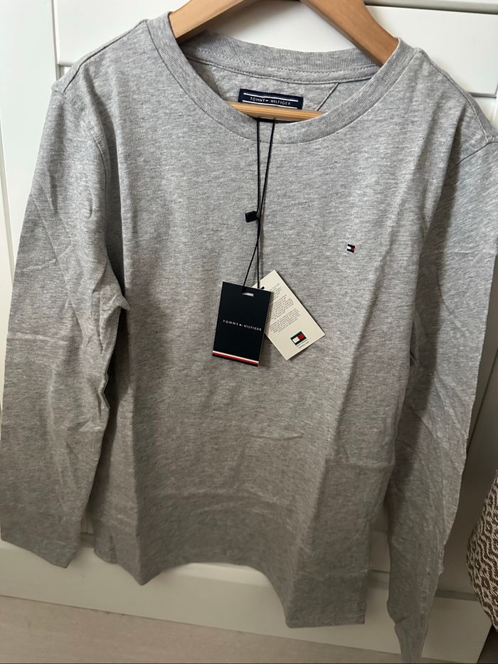 T-shirt manches longues tommy Hilfiger gris taille 140 cm neuf avec étiquette