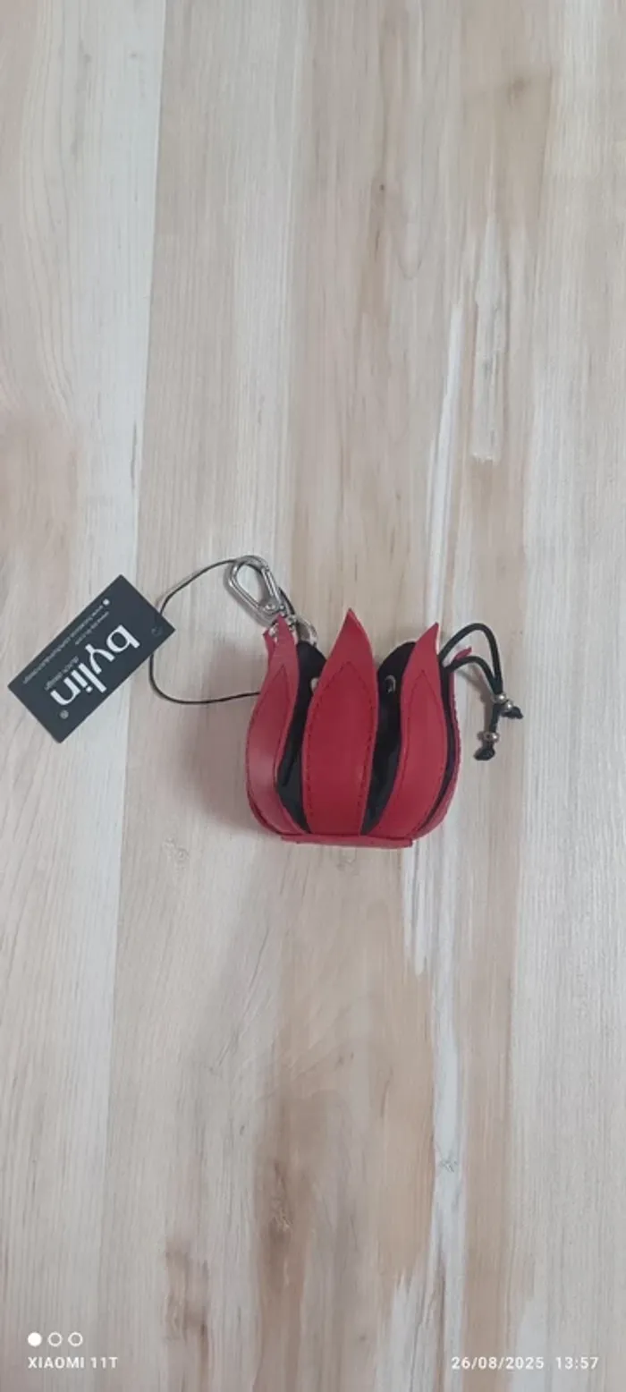 Porte-clés Ma Petite Tulipe

Bylin cui rouge noir neuf - photo numéro 4