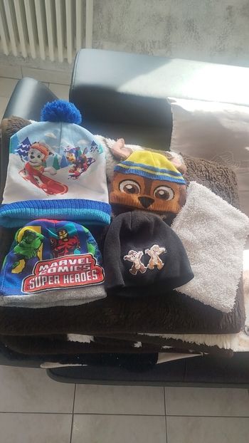 Lot bonnets hiver 2-5 ans et tour de cou