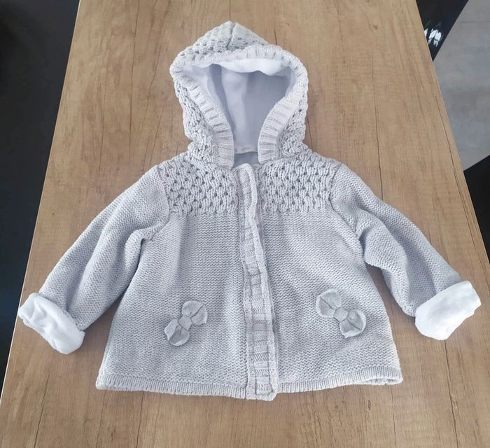 Gilet épais fille gris clair pailletté doublé polaire taille 6 mois Gémo
