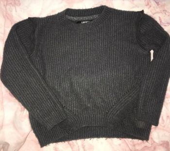 Pull couleur gris avec taille 4 ans détaille bride fronce sur les épaules bon état marque liberto