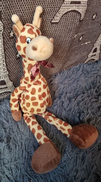 Peluche girafe avec nœud papillon