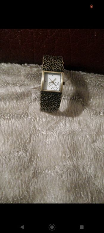 Montre doré vieilli avec des fleurs